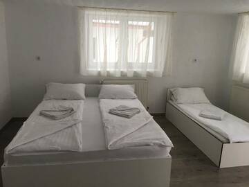 Фото номера Трехместный номер Делюкс Гостевой дом SZEKERES Vendégház г. Корунд 5