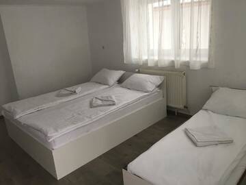 Фото номера Трехместный номер Делюкс Гостевой дом SZEKERES Vendégház г. Корунд 7